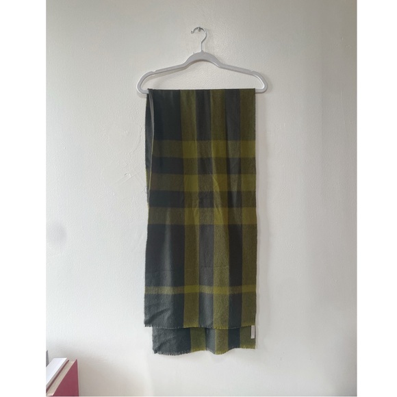 Authentic Burberry Green Scarf - Picture 5 of 7
